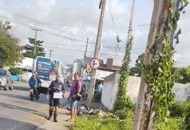 Motociclista morre após perder controle de veículo e bater em poste no bairro do Bessa