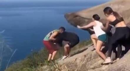Homens brigam por demora em foto na Pedra do Telégrafo no Rio; vídeo registra a cena