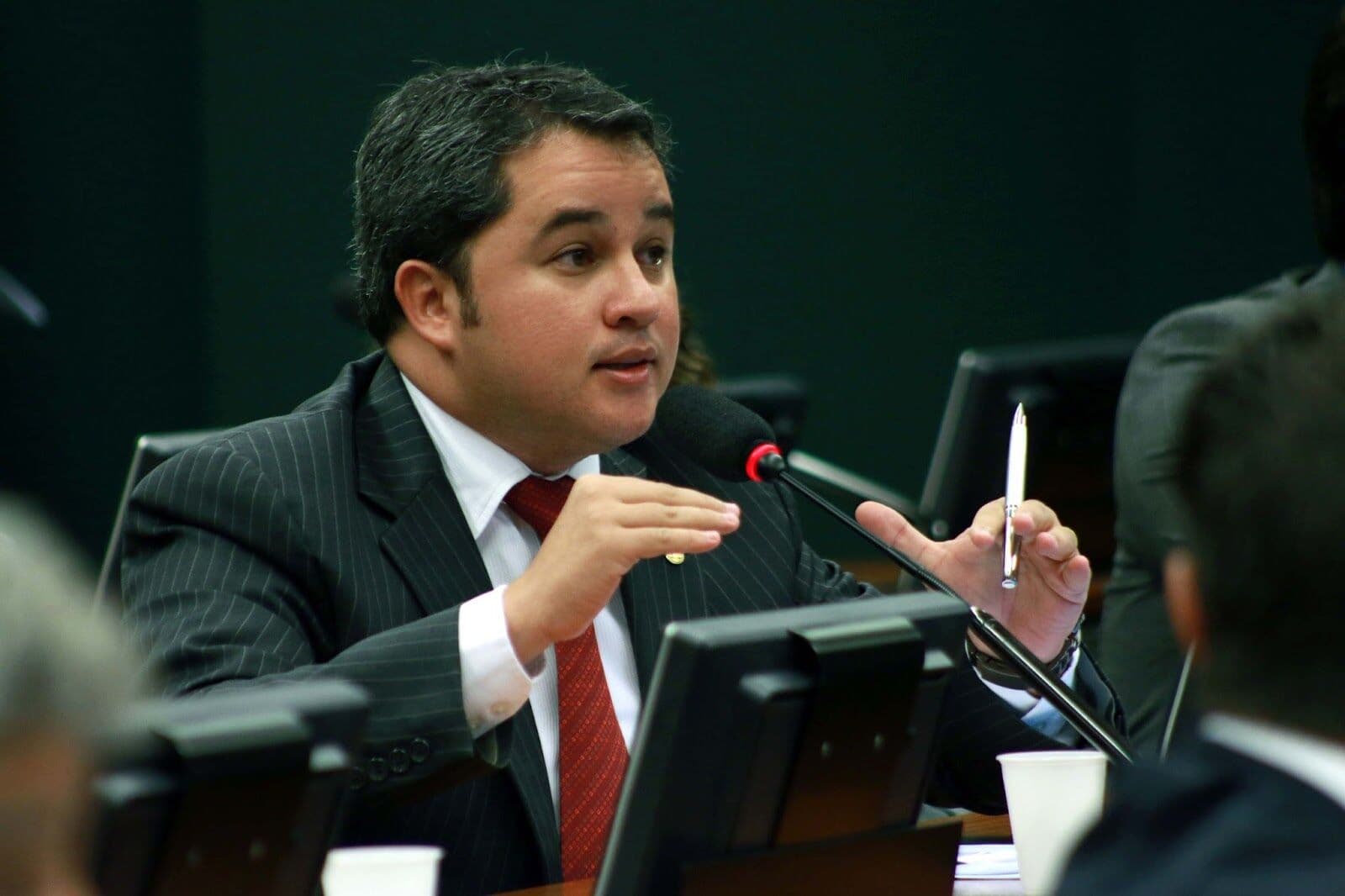 Efraim Filho diz ser favorável ao retorno do auxílio emergencial e que deputados vão estudar possibilidade fiscal e orçamentária