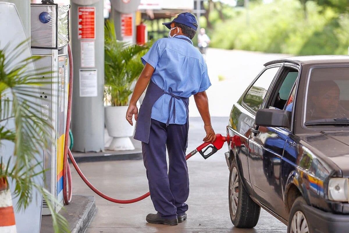 Gasolina e gás de cozinha devem ficar mais barato a partir deste sábado