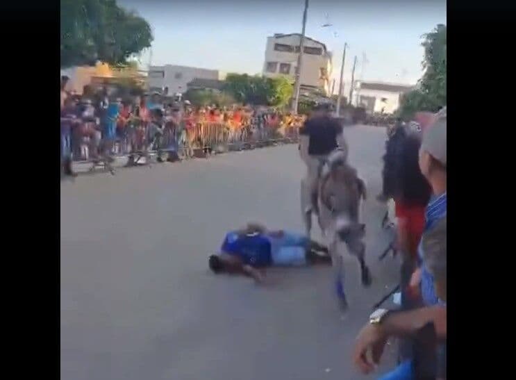 Vídeo: homem invade pista, é atropelado por jumento durante corrida e desmaia