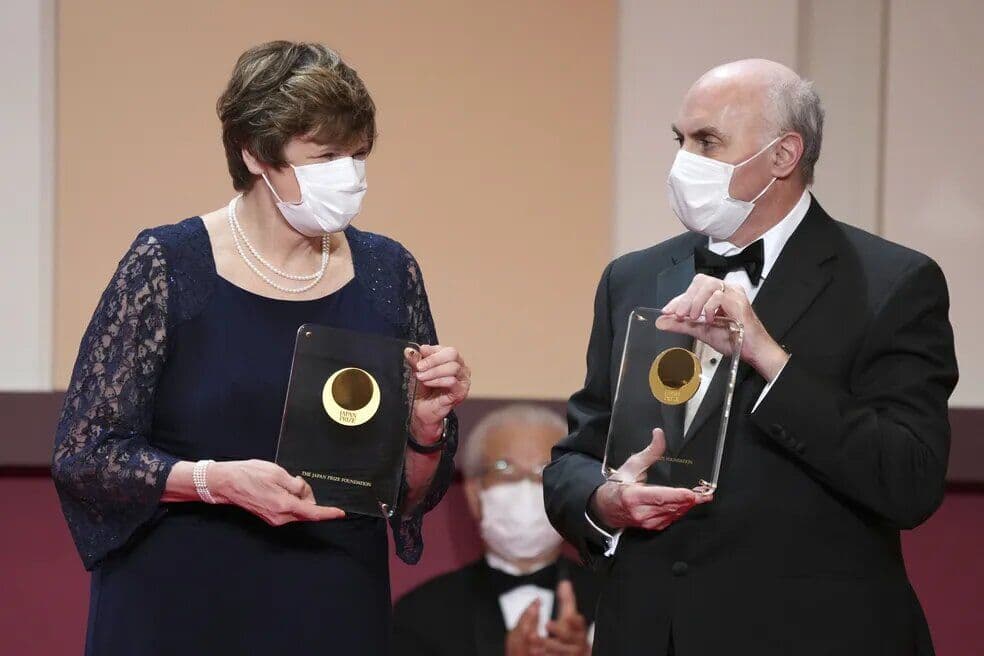 Nobel de Medicina 2023 vai para Katalin Karikó e Drew Weussnab por pesquisas que permitiram criação de vacinas contra Covid-19