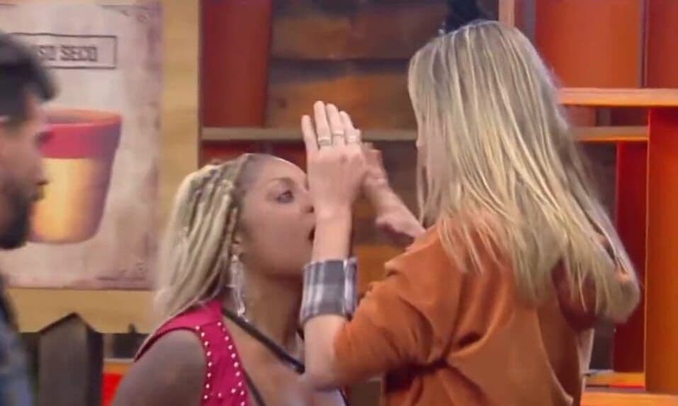 VÍDEO: paraibana Rachel Sheherazade e Cariúcha batem boca em 'A Fazenda' e jornalista é chamada de vadia pela cantora