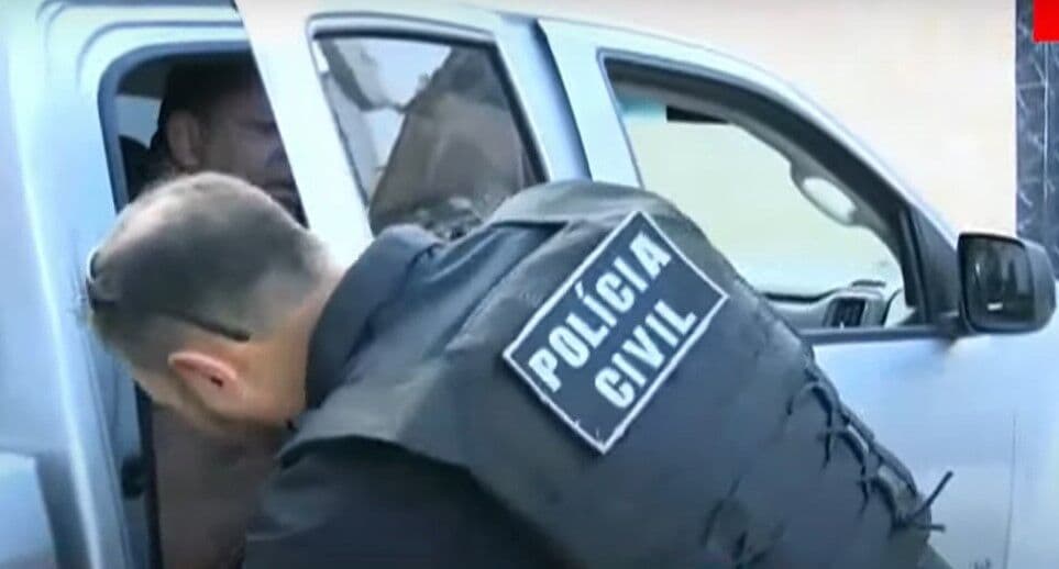 Chefe do tráfico de drogas é preso com fuzil e esbanja veículos de luxo no bairro de Mangabeira