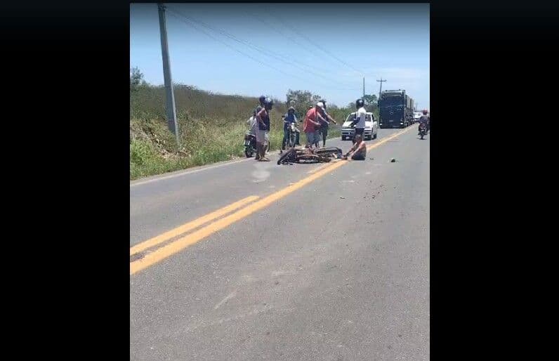 Casal fica ferido após bater com moto em cavalo na BR-104, em Nova Floresta