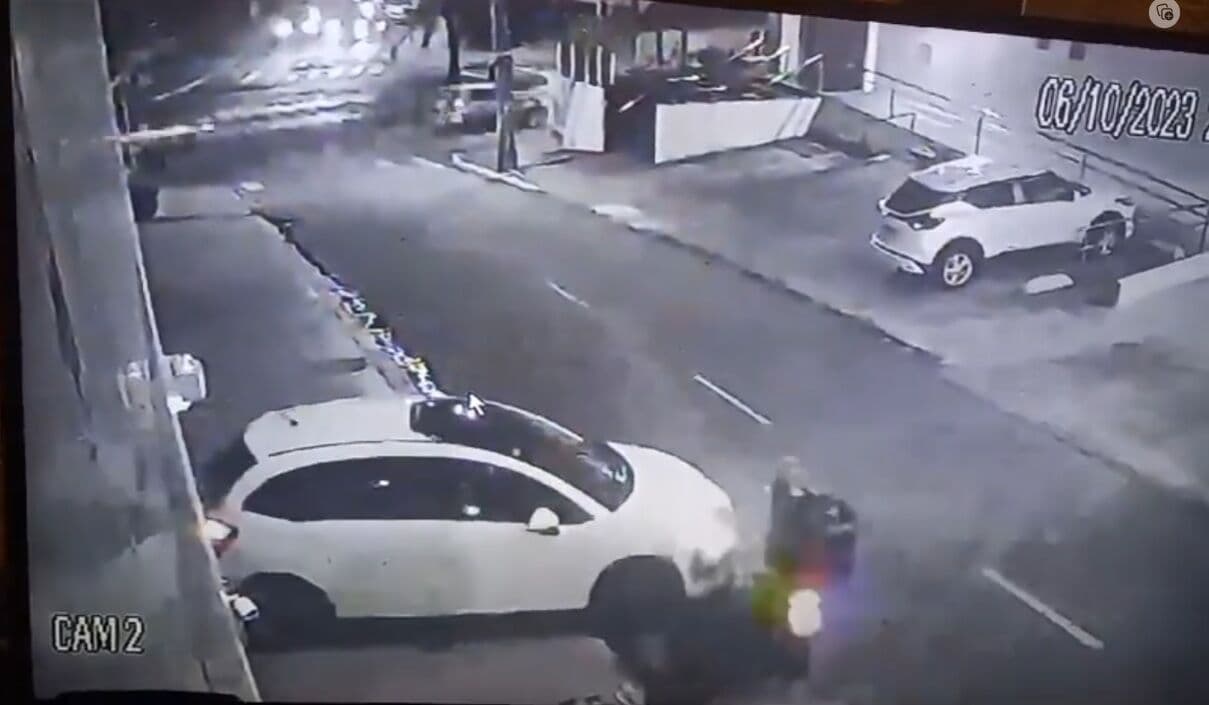 Motociclista na contramão bate de frente com carro que saía de empresarial, em João Pessoa; assista ao vídeo