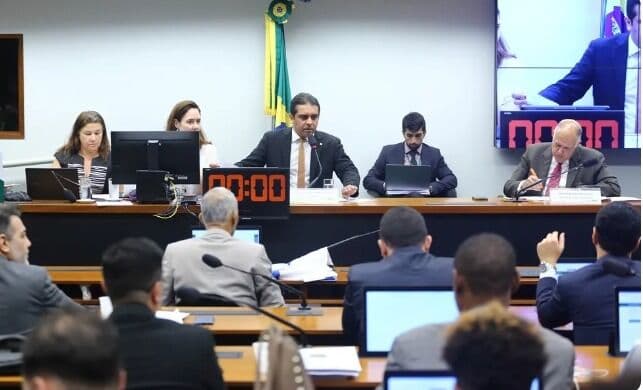 Comissão da Câmara aprova projeto para proibir casamento entre pessoas do mesmo sexo