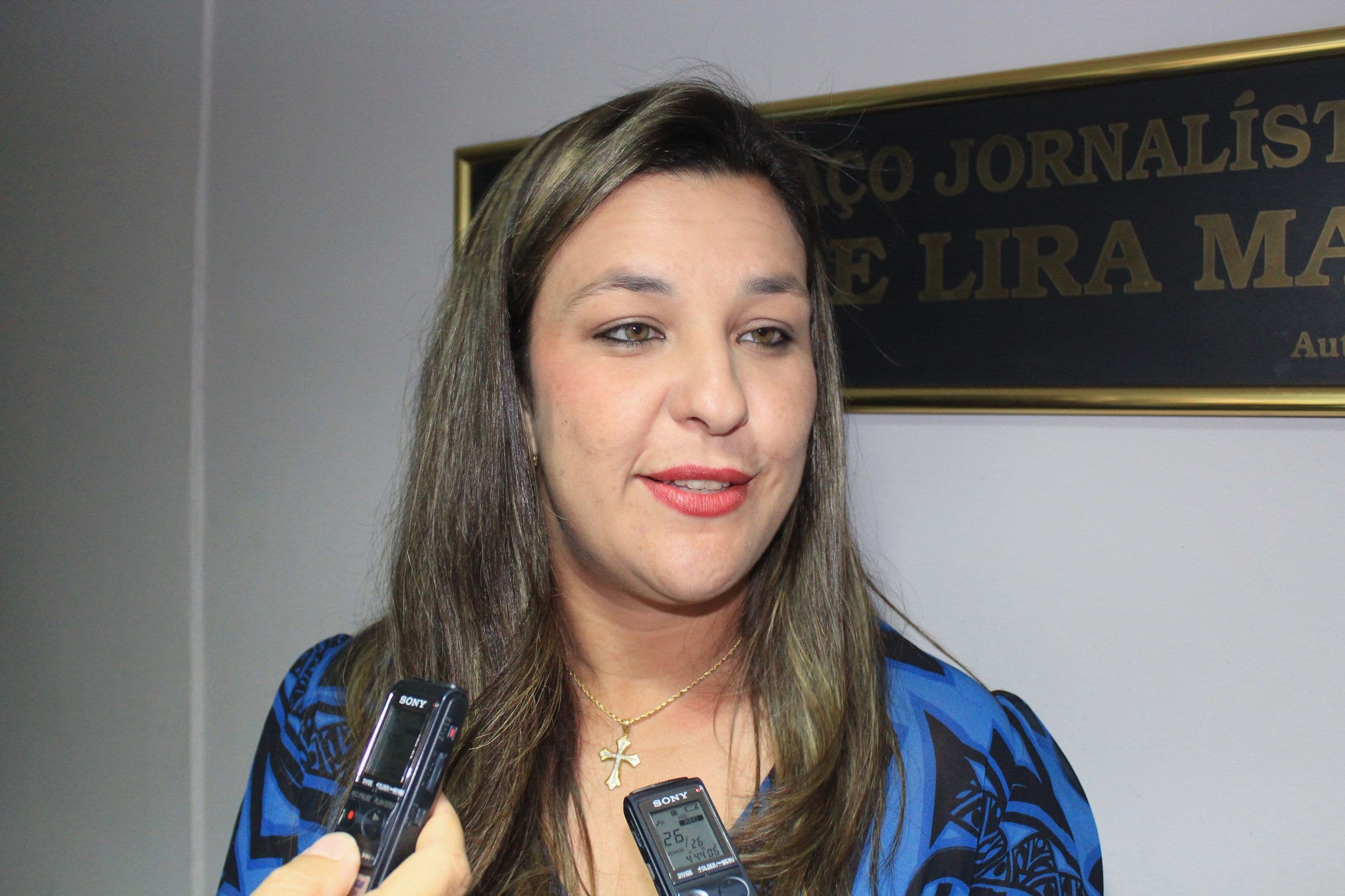 Camila Toscano nega saída do PSDB e defende pesquisa para definir nome das oposições em 2026