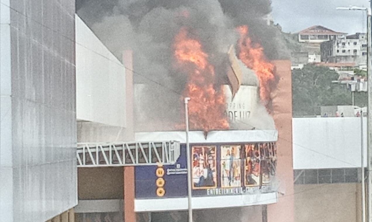 Cerca de 70 crianças são resgatadas de cinema durante incêndio em shopping de Guarabira