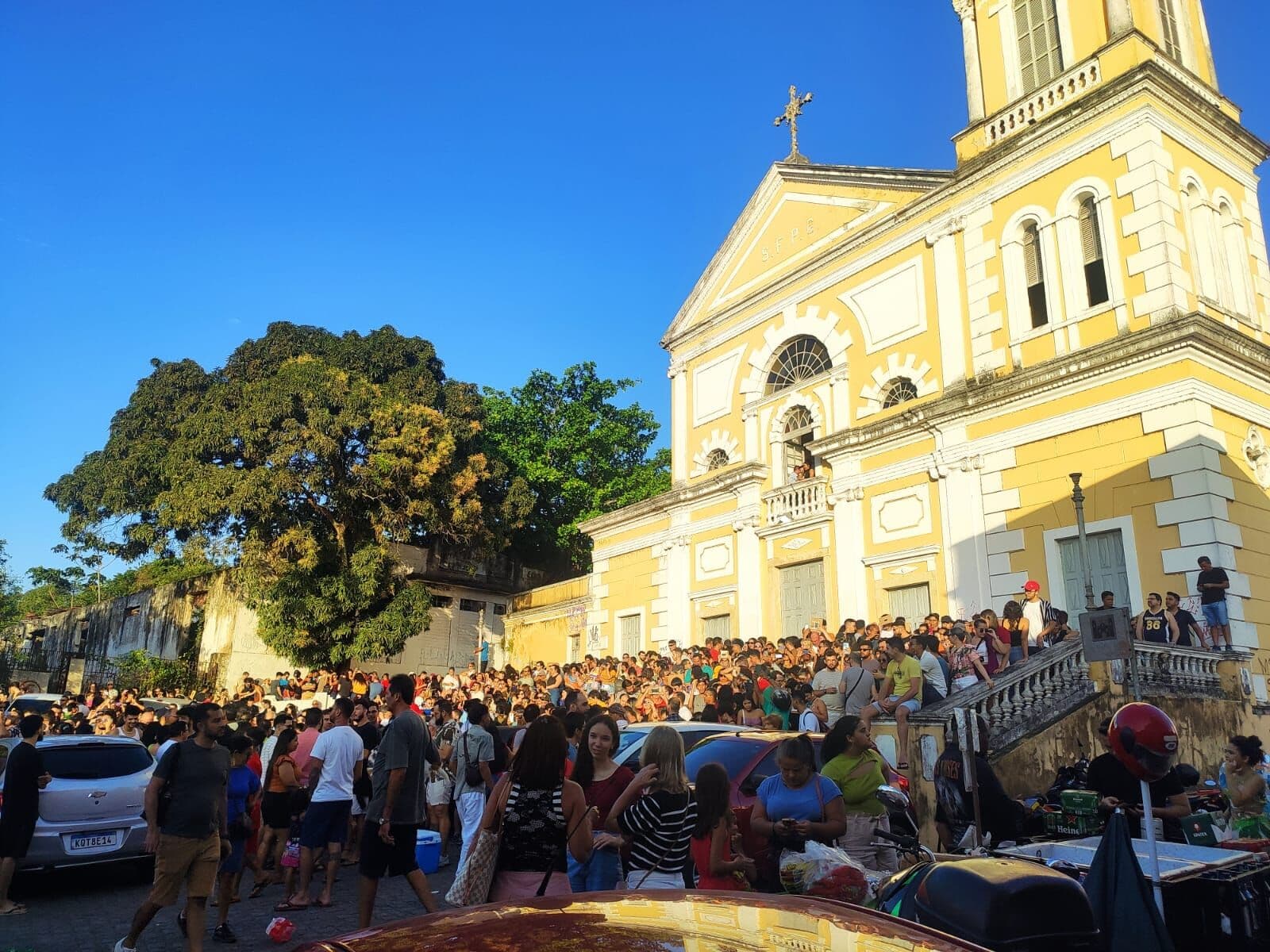 Milhares de pessoas lotam Centro Histórico de João Pessoa para ver eclipse solar neste sábado