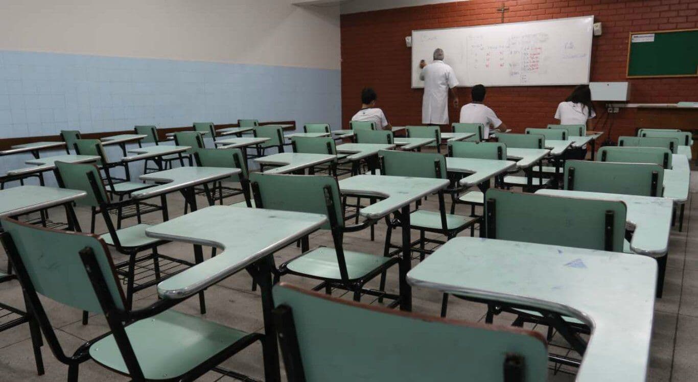 Sem vacinas e sem pagamentos, quatro mil trabalhadores da Educação em Campina Grande entram em greve por tempo indeterminado e aulas poderão ser adiadas
