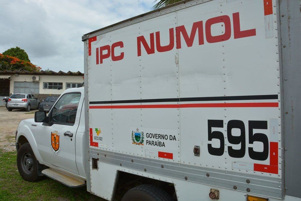 Mulher morta com facadas no pescoço é encontrada dentro de casa em Campina Grande