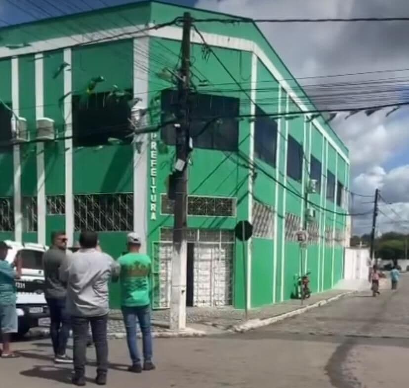 Operação cumpre mandados de busca e apreensão na Prefeitura de Mulungu investigada por desvios de recursos do Fundeb