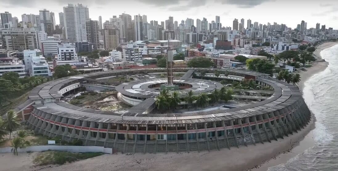 Jornal Extra destaca decadência e abandono do Hotel Tambaú, principal cartão postal de João Pessoa