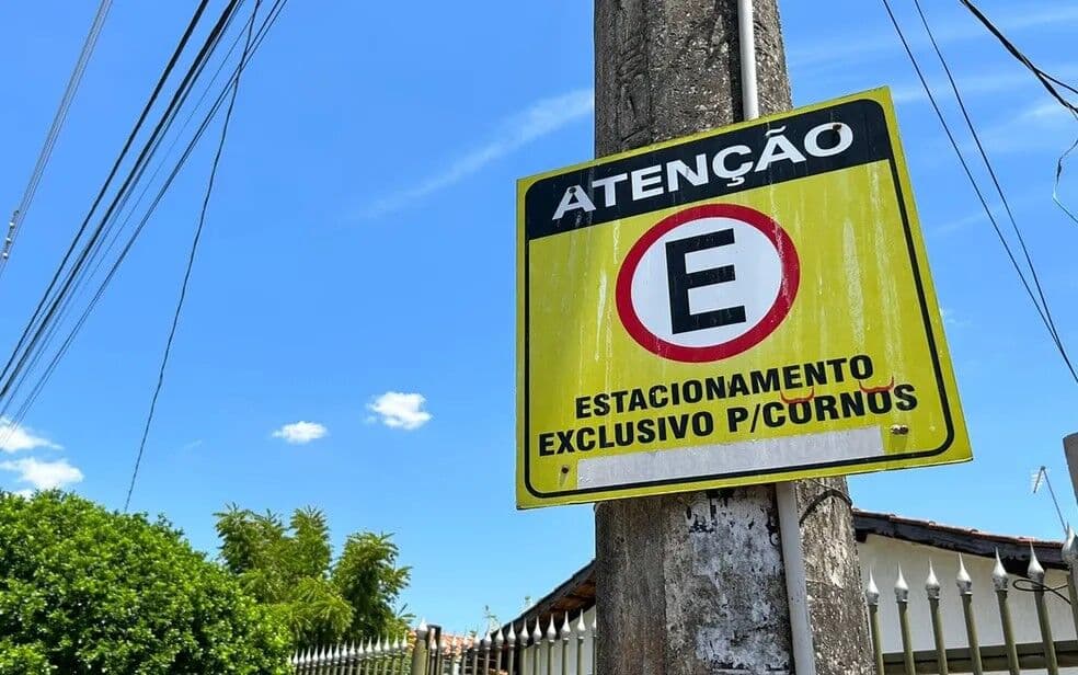 Revoltado com motoristas, homem coloca placa "estacionamento exclusivo para cornos" em frente de casa