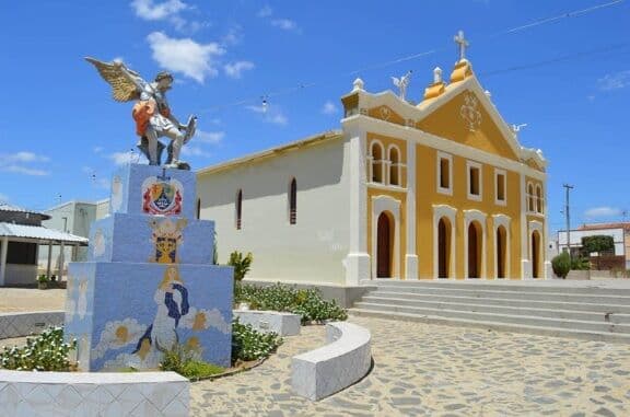 TCE-PB multa prefeito de Barra de São Miguel por número elevado de contratações em 2021