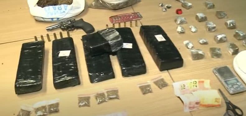 Operação da Polícia Militar prende suspeito de tráfico e apreende drogas e armas no bairro Alto do Mateus