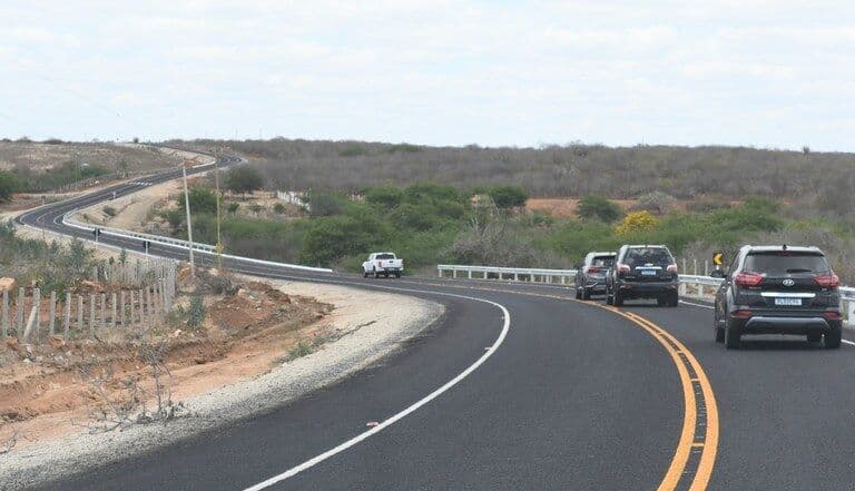 João Azevêdo entrega pavimentação asfáltica, cisternas e investimentos em segurança hídrica em Cabaceiras