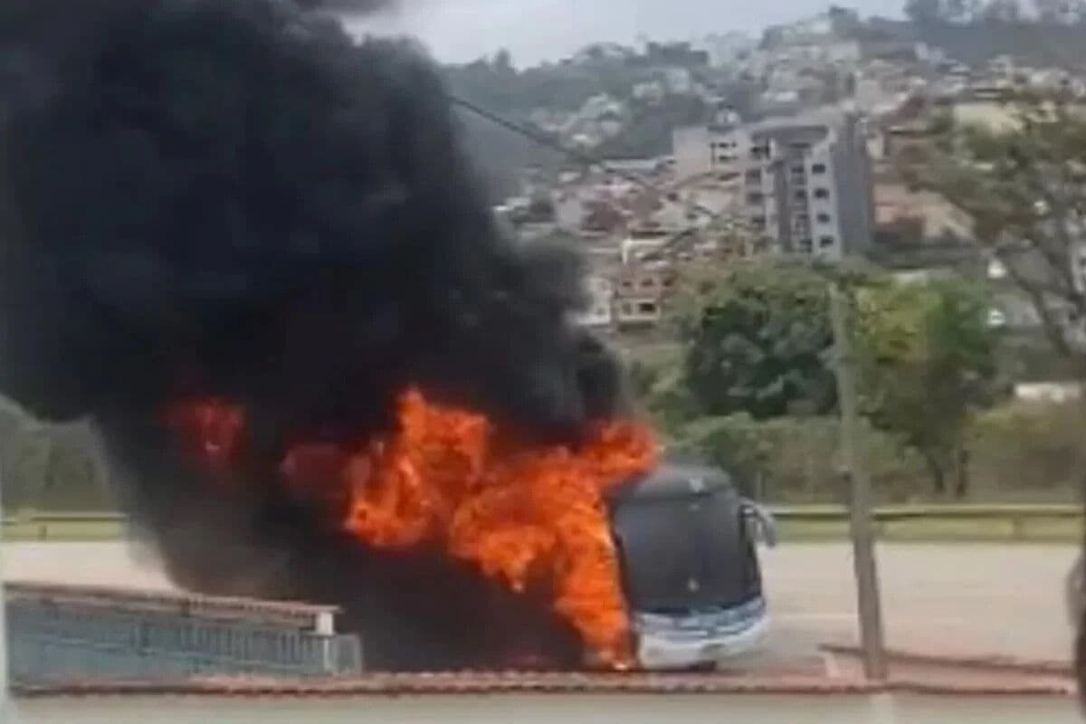 Ônibus que levava jogadores sub-14 do Vasco pega fogo em rodovia do Rio de Janeiro