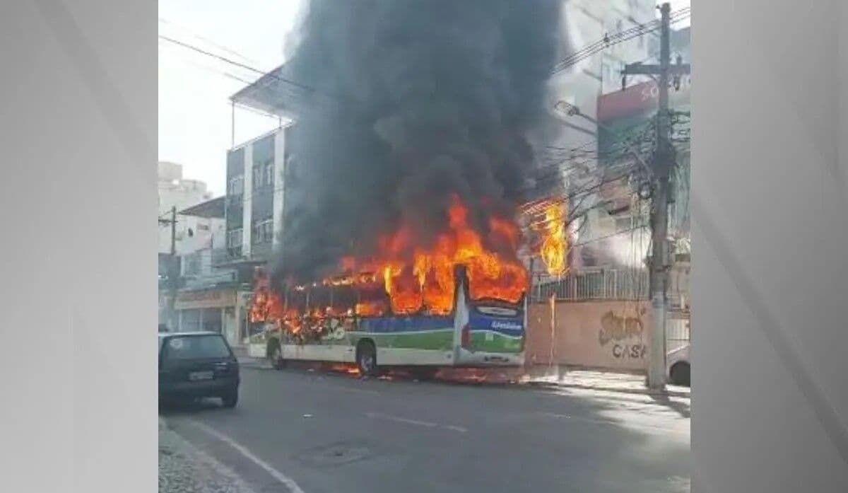 Bandidos atacam e incendeiam mais de 20 ônibus no Rio de Janeiro após morte de sobrinho de miliciano