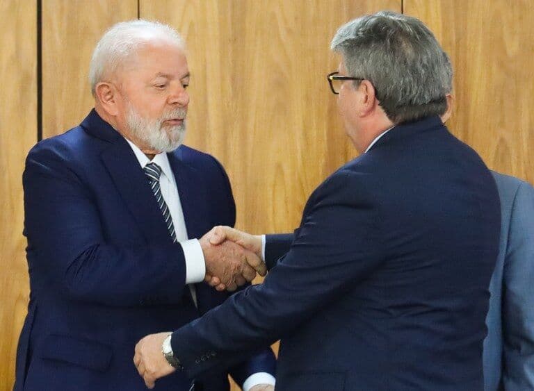 Em Brasília, João Azevêdo participa de evento com Lula e garante R$ 150 milhões para 38 mil famílias na Paraíba