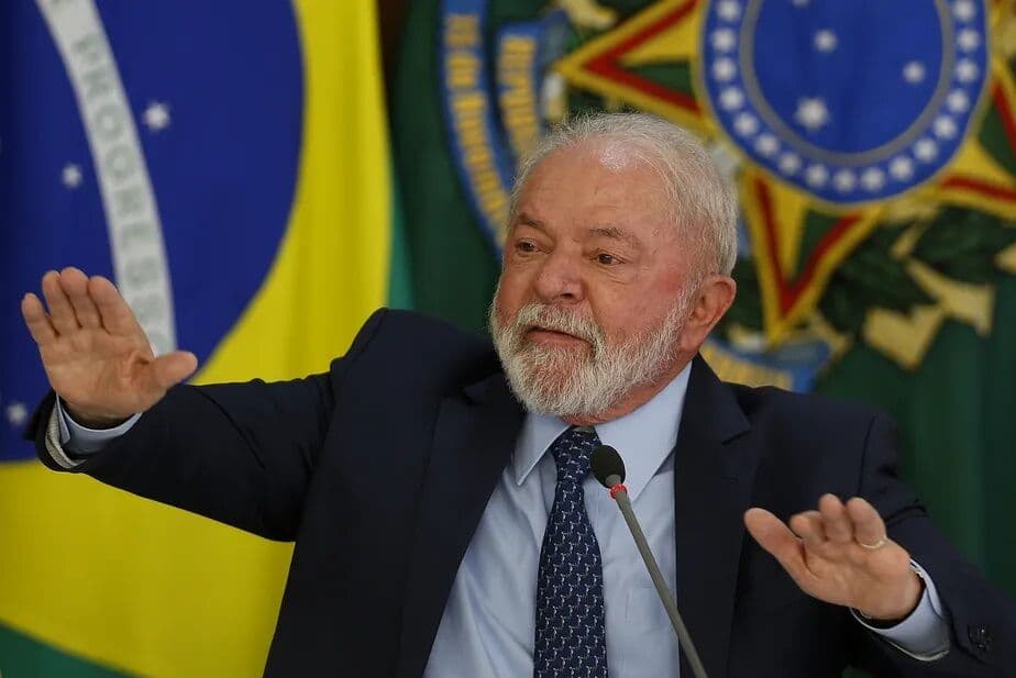 Lula recebe alta antecipada e deixa o hospital após cirurgia no quadril: 'Pronto para correr uma maratona'