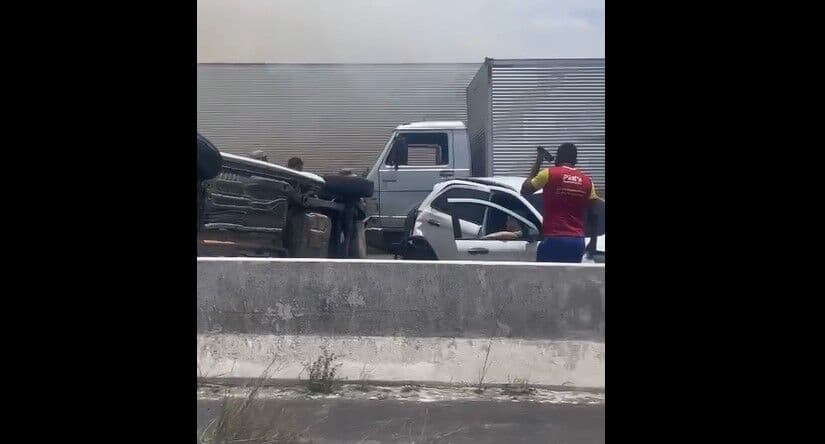 VÍDEO: acidente com mais de dez veículos deixa feridos e interrompe trânsito em BR de Pernambuco