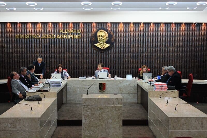 Municípios da Paraíba inflam em 84% a contratação de funcionários sem concurso público, mostra relatório do TCE