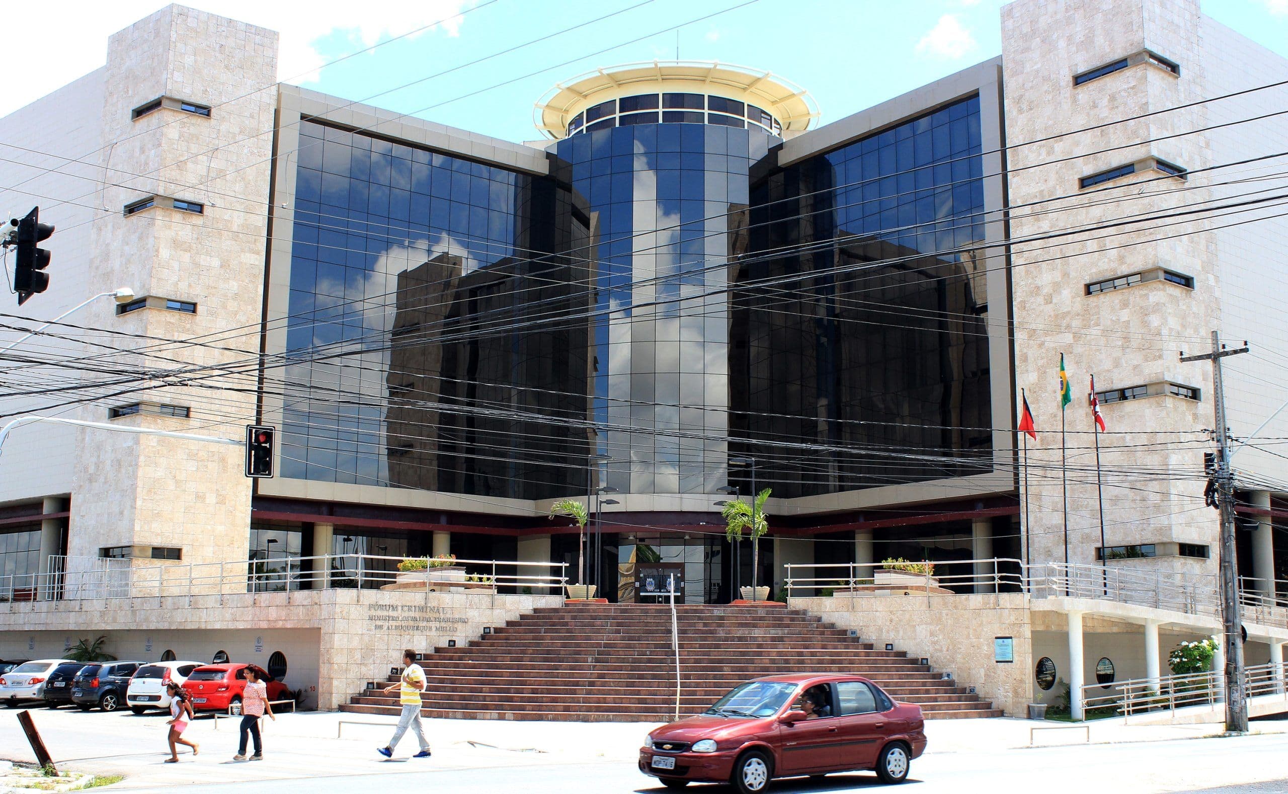 Advogado suspeito de esfaquear vizinhos alega que teve surto, mas não comprovou problemas mentais