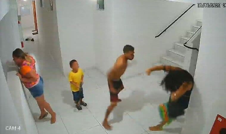 Vídeo mostra homem espancando mulher com socos e chutes dentro de condomínio em João Pessoa e polícia investiga caso