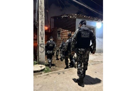 Bandidos e policiais trocam tiros em João Pessoa e operação termina com armas, drogas e suspeitos presos