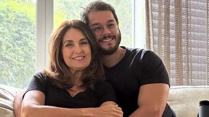 Com o pé quebrado, Fátima Bernardes celebra seis anos de namoro com Túlio Gadelha