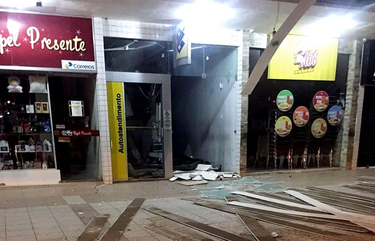 Bando chega encapuzado e explode agência do Banco do Brasil em shopping no bairro do Bessa