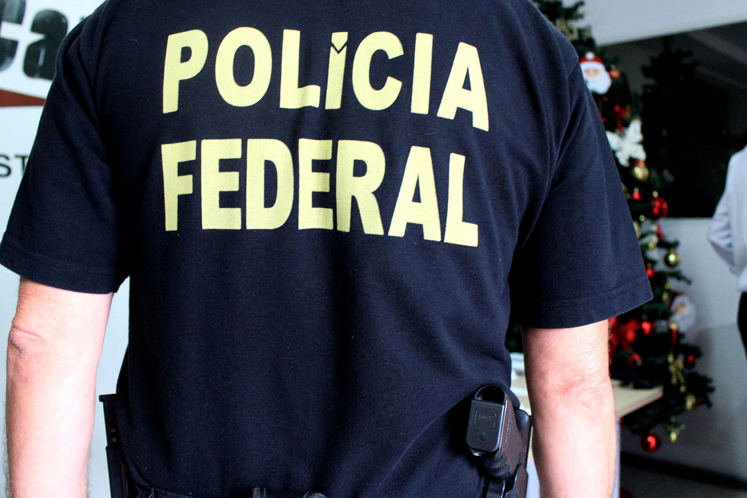 PF prende em flagrante bancário e esposa acusados de receberem propina para venda de imóvel