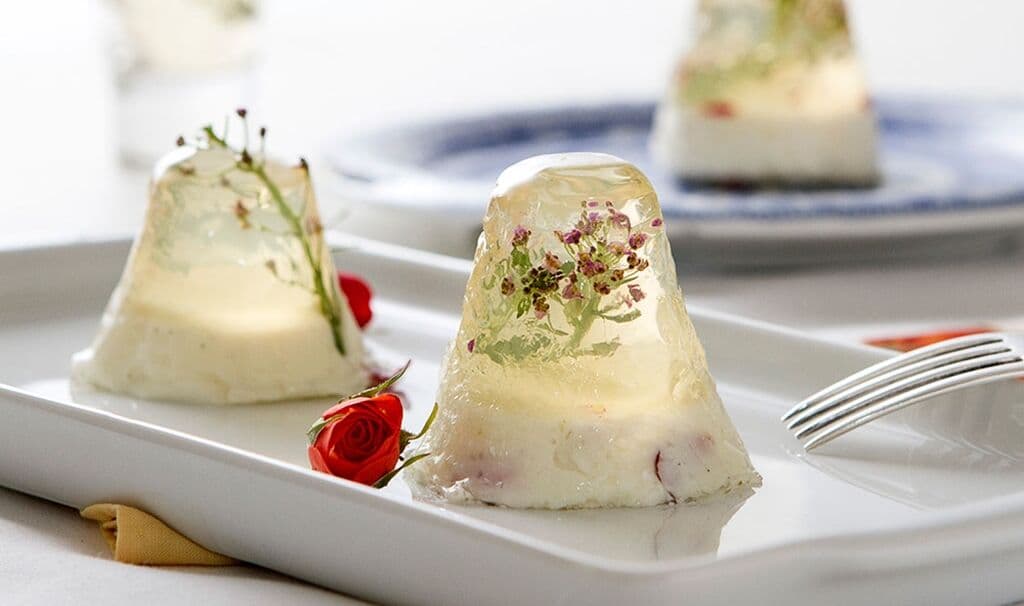 Gelatina de chá verde com mousse de queijo