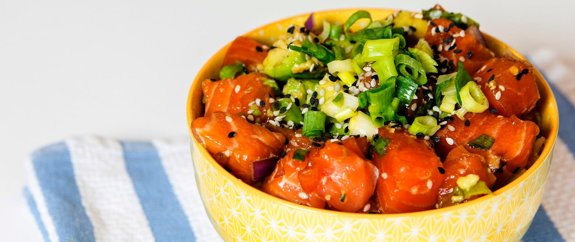 Uma receita de origem havaina, o Poke de Salmão já faz bastante sucesso no Brasil