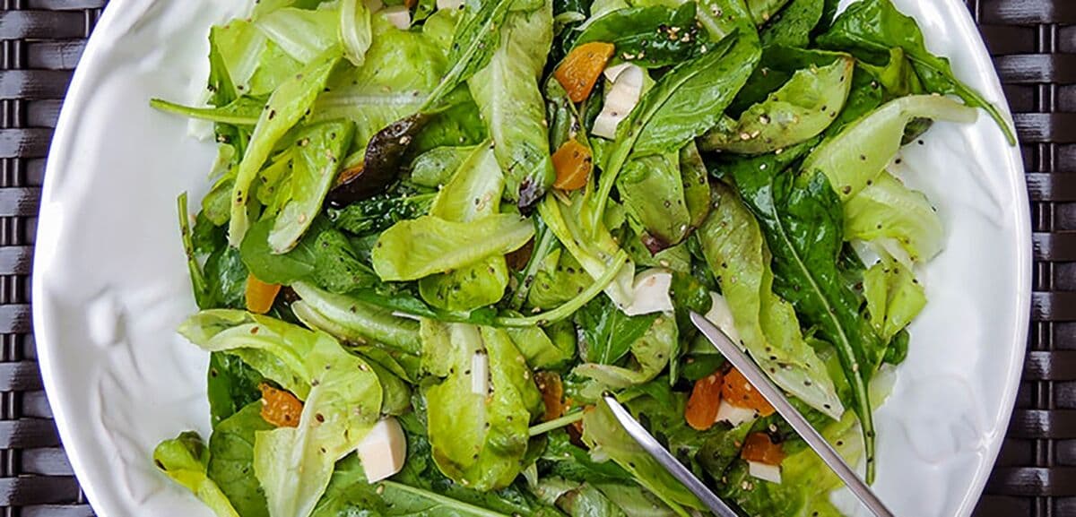 Salada verde com Damasco, Chia e Gergelim para seguir firme na dieta