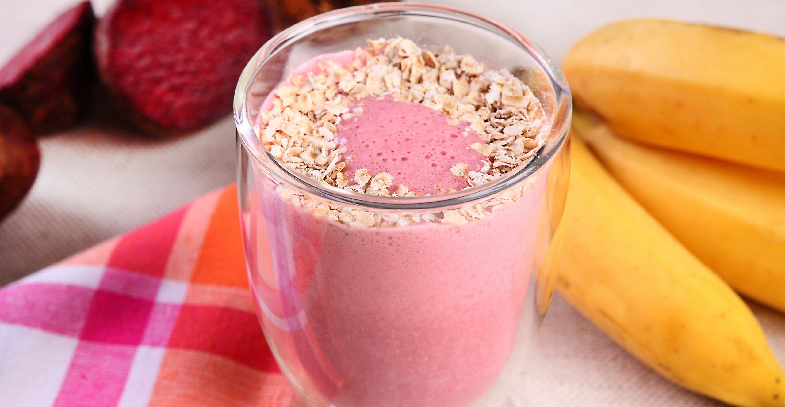 Vitamina de iogurte, morango e aveia: uma receita light para o verão