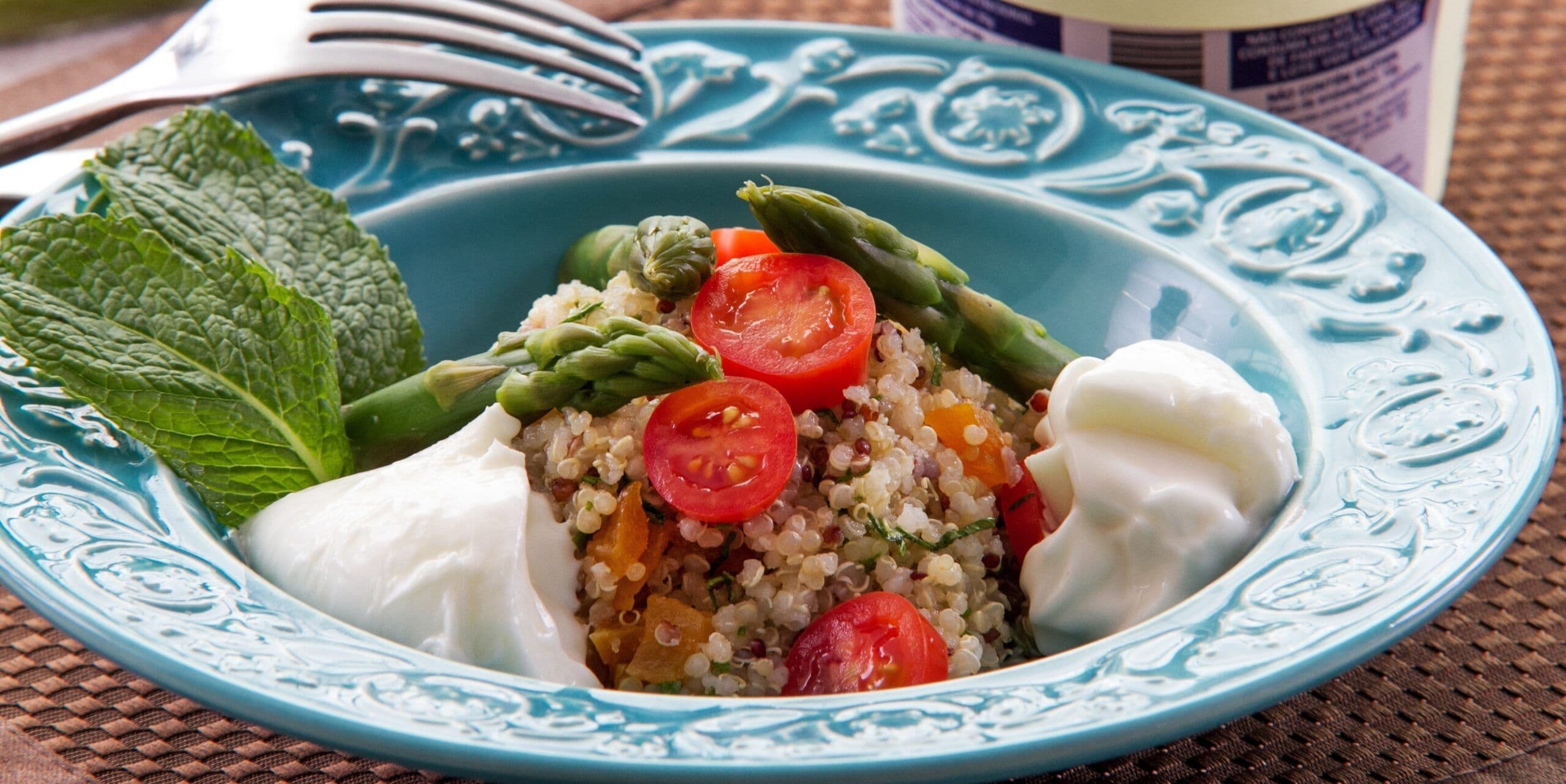 Salada com a cara do verão leva quinoa com aspargos frescos e burrata