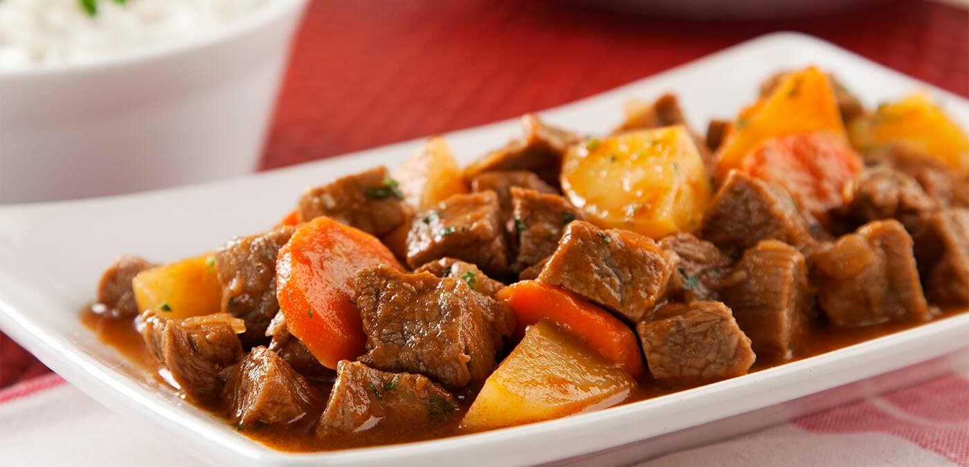 Picadinho de alcatra com farofa de cebola para aquele almoço em família