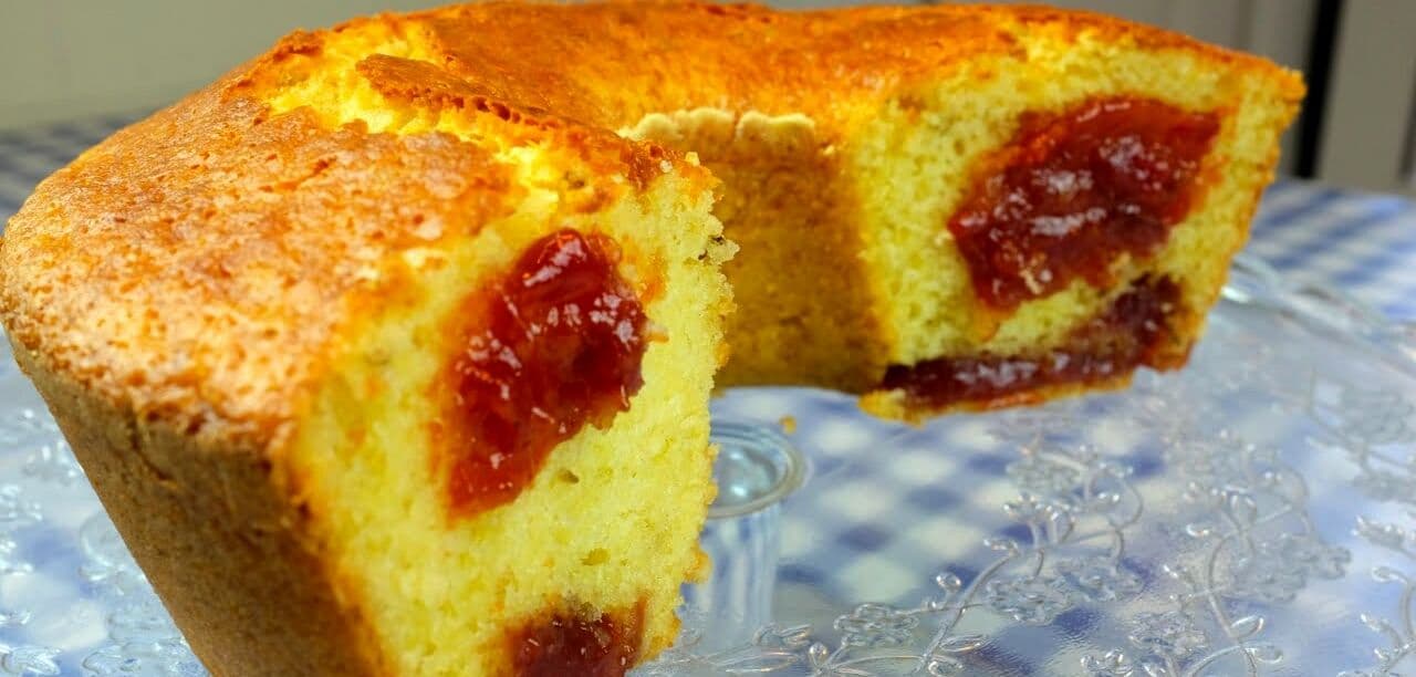 Bolo de milho cremoso com leite condensado e goiabada para relembrar a infância
