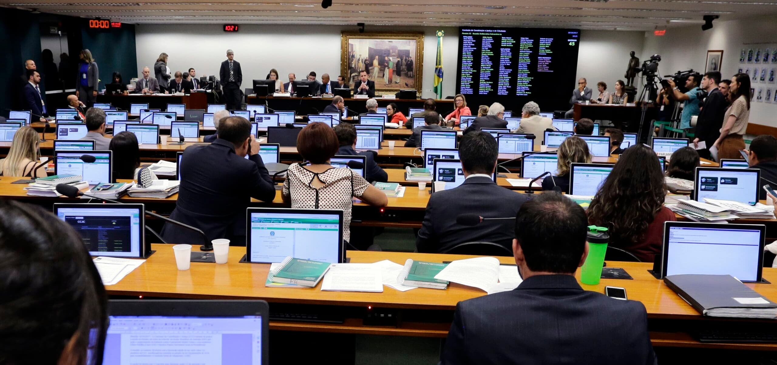 PEC que prevê unificar eleições pode prorrogar mandatos de prefeitos e vereadores