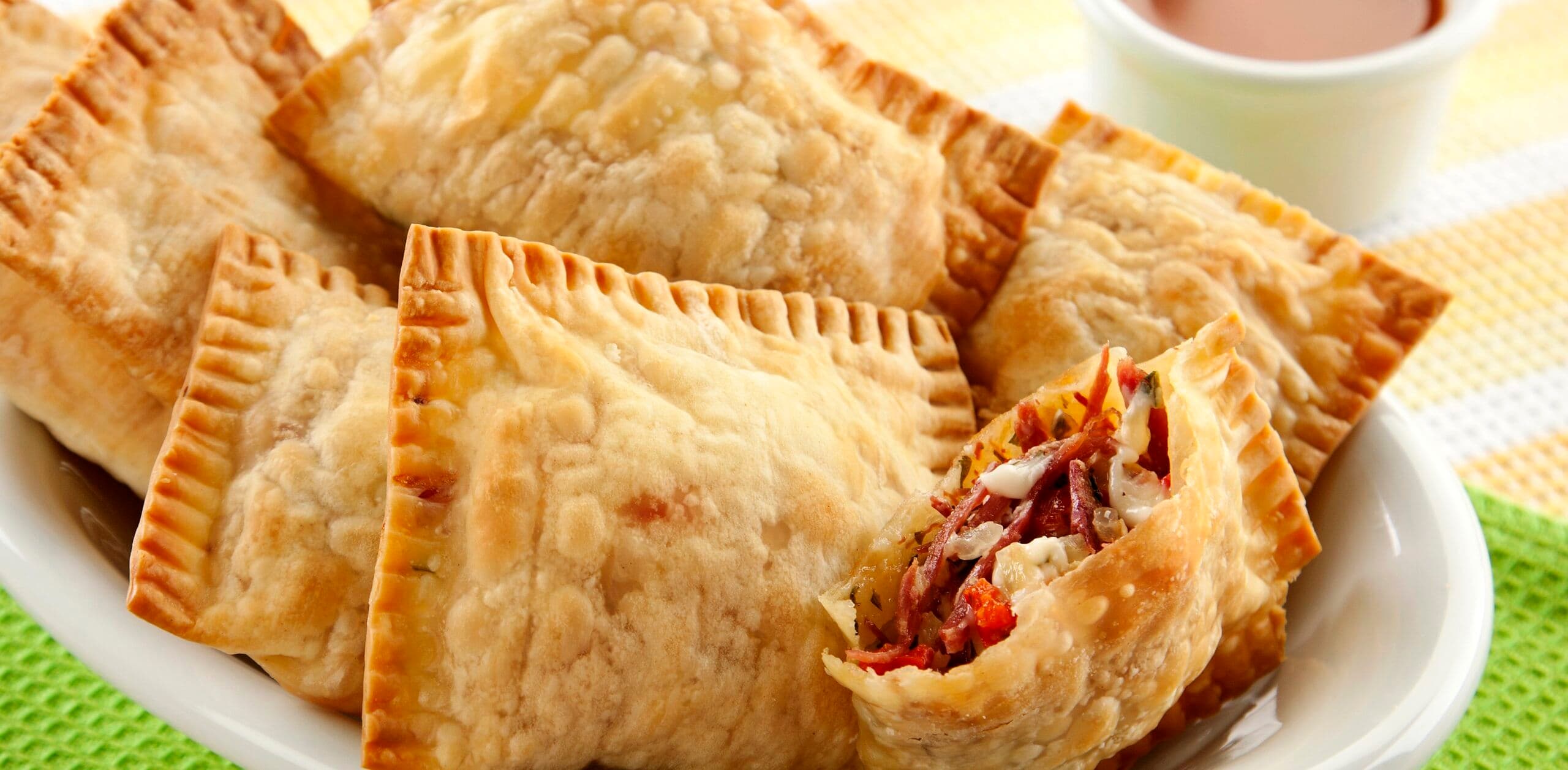 Pastel assado com carne-seca e requeijão para saborear naquela reunião de amigos