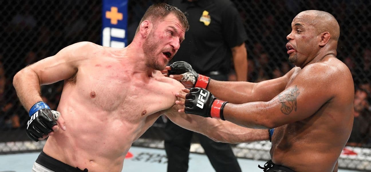 Miocic nocauteia Cormier e recupera título peso-pesado no UFC 241
