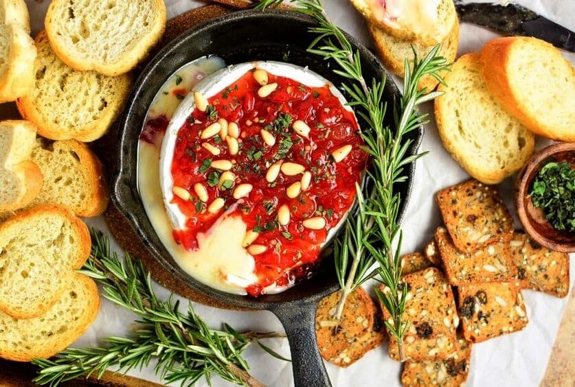 Roda de queijo brie com geleia de pimenta, uma receita saborosa e refinada para curtir com os amigos