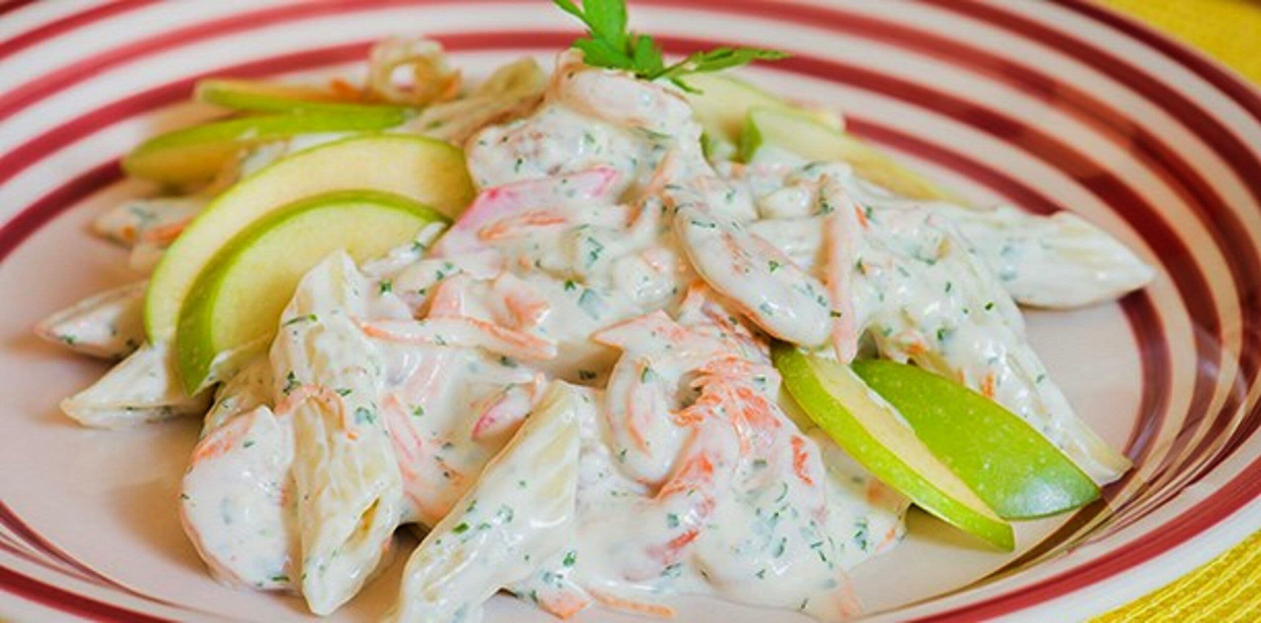 Salada refrescante de camarão, uma receita leve para ajudar na quarentena