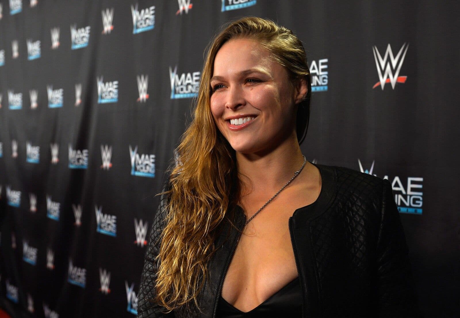 Ronda Rousey assina com WWE e faz aparição surpresa em evento