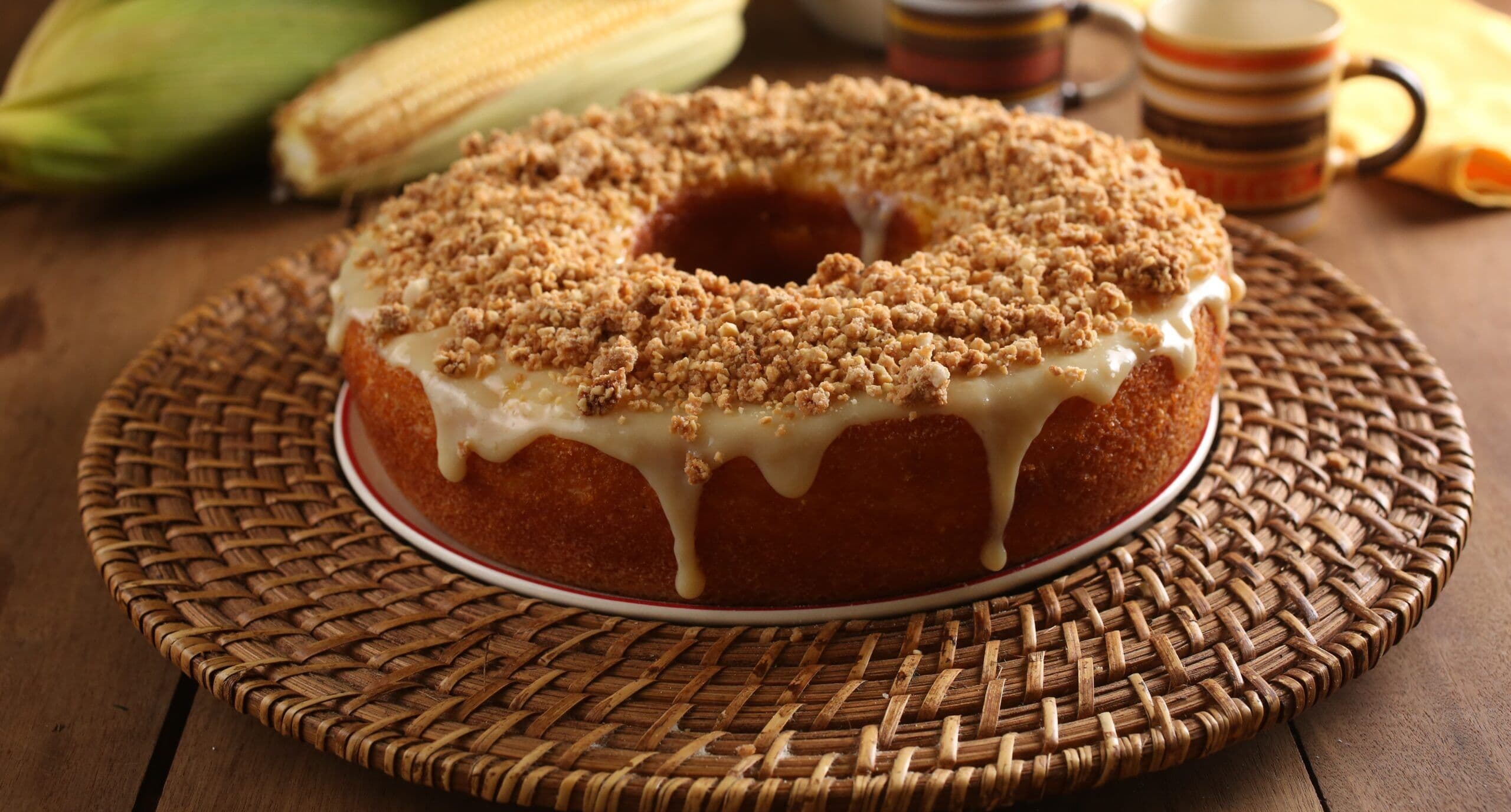 Bolo de milho cremoso com paçoca para relembrar o São João