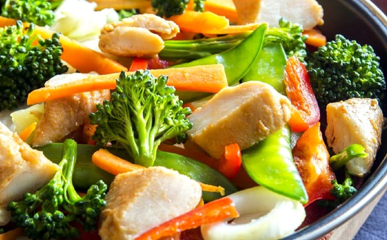 Receita de picadinho de frango com legumes é prática e nutritiva