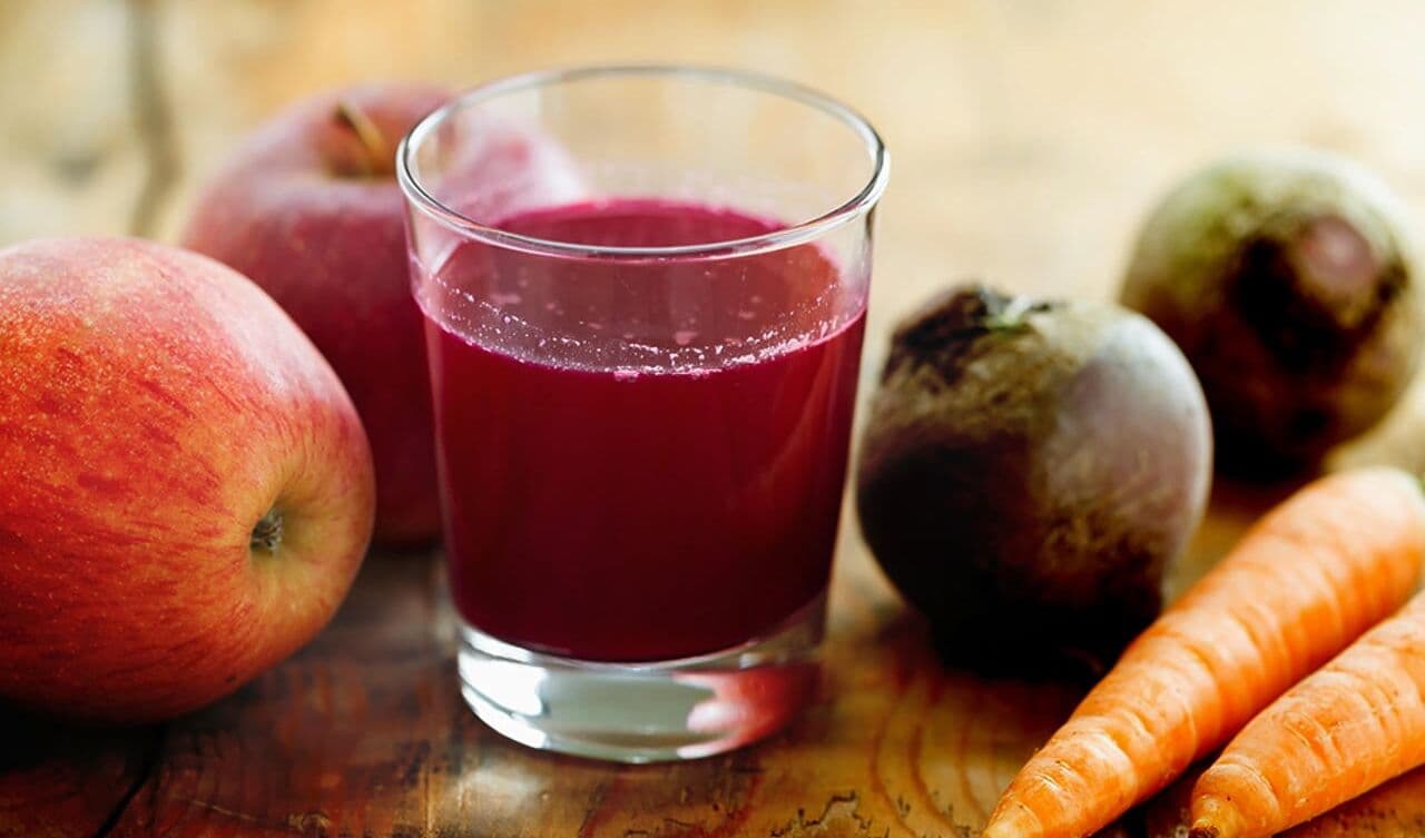 Suco de cenoura, maçã e beterraba, uma fonte rica em antioxidantes para o dia-a-dia